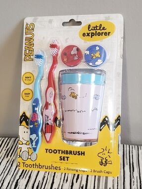 Peanuts Snoopy Toothbrush 6 Piece Set with Iredescent Caps and Rinse Cups